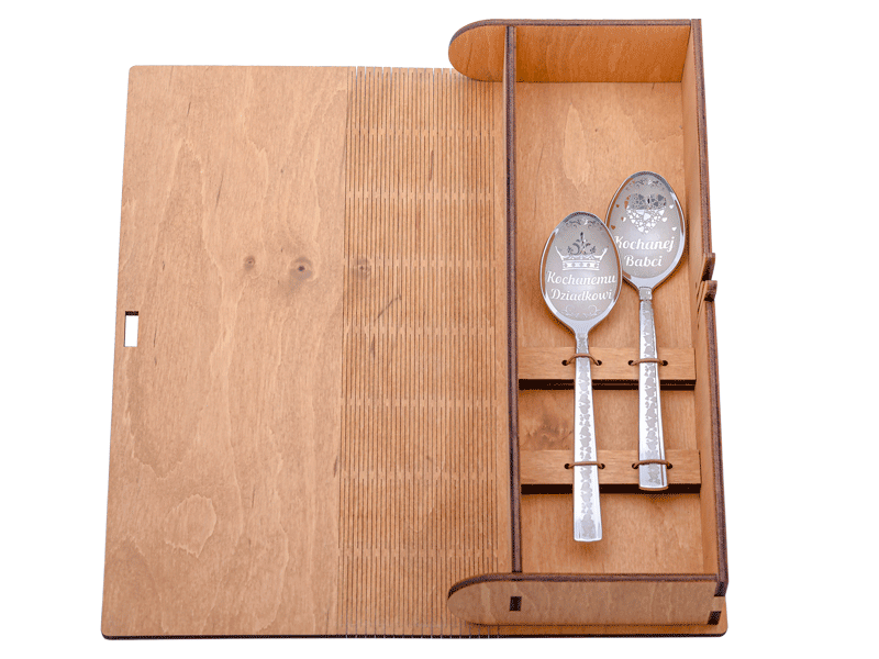 Dwie łyżeczki z grawerem w drewnianym pudełku