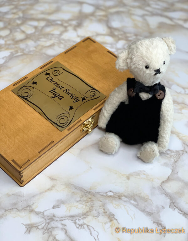 Pudełko drewniane z tablicą z życzeniami, lalka misia obok