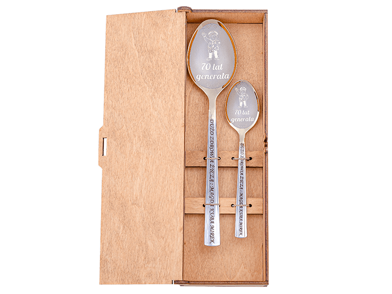 Łyżka ż łyżeczką grawerowane w drewnianym pudełku