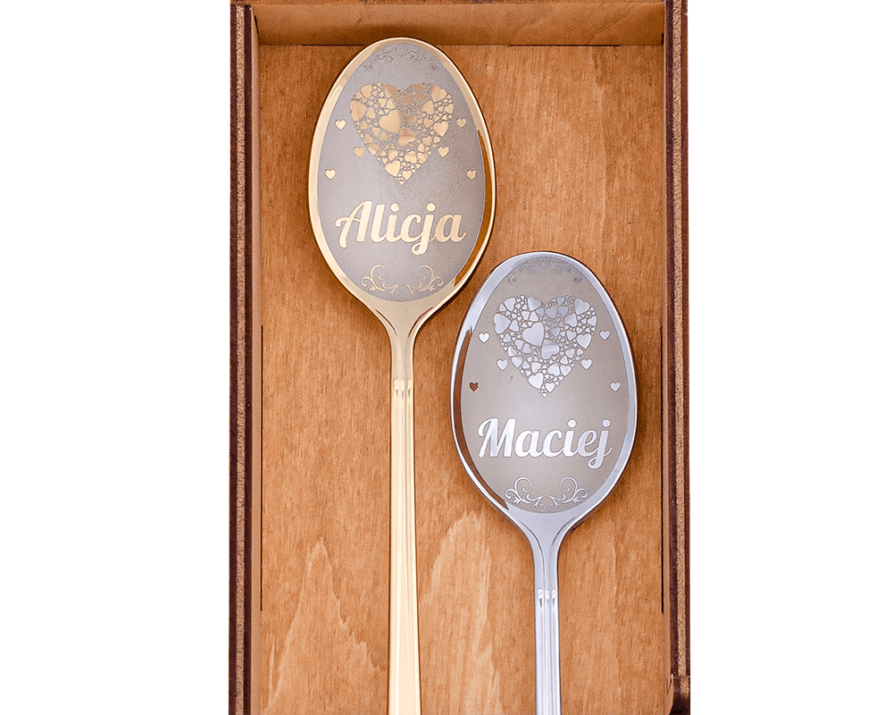 2 koktajlowe łyżeczki z grawerem w przybliżeniu